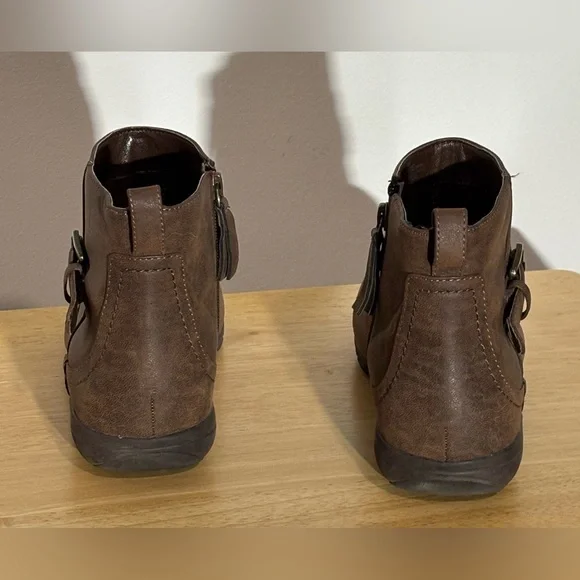 Easy Spirit Brown Ankle Boots with Side Zipper - Picture 5 of 6